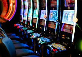 Live Baccarat Dealer ကတ်ဖြန့်နေသောမြင်ကွင်း