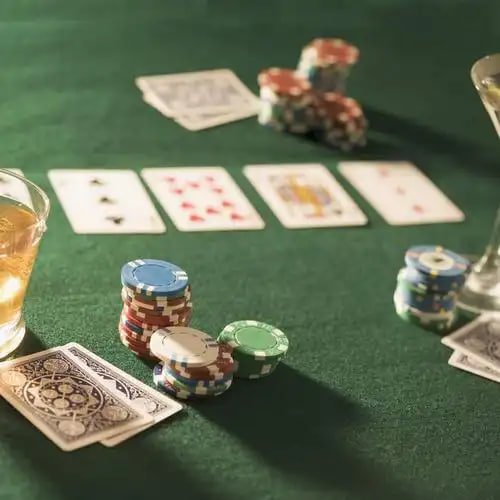 မြန်မာကစားသမားများ Mobile မှ Live Card Game ကစားနေသောမြင်ကွင်း